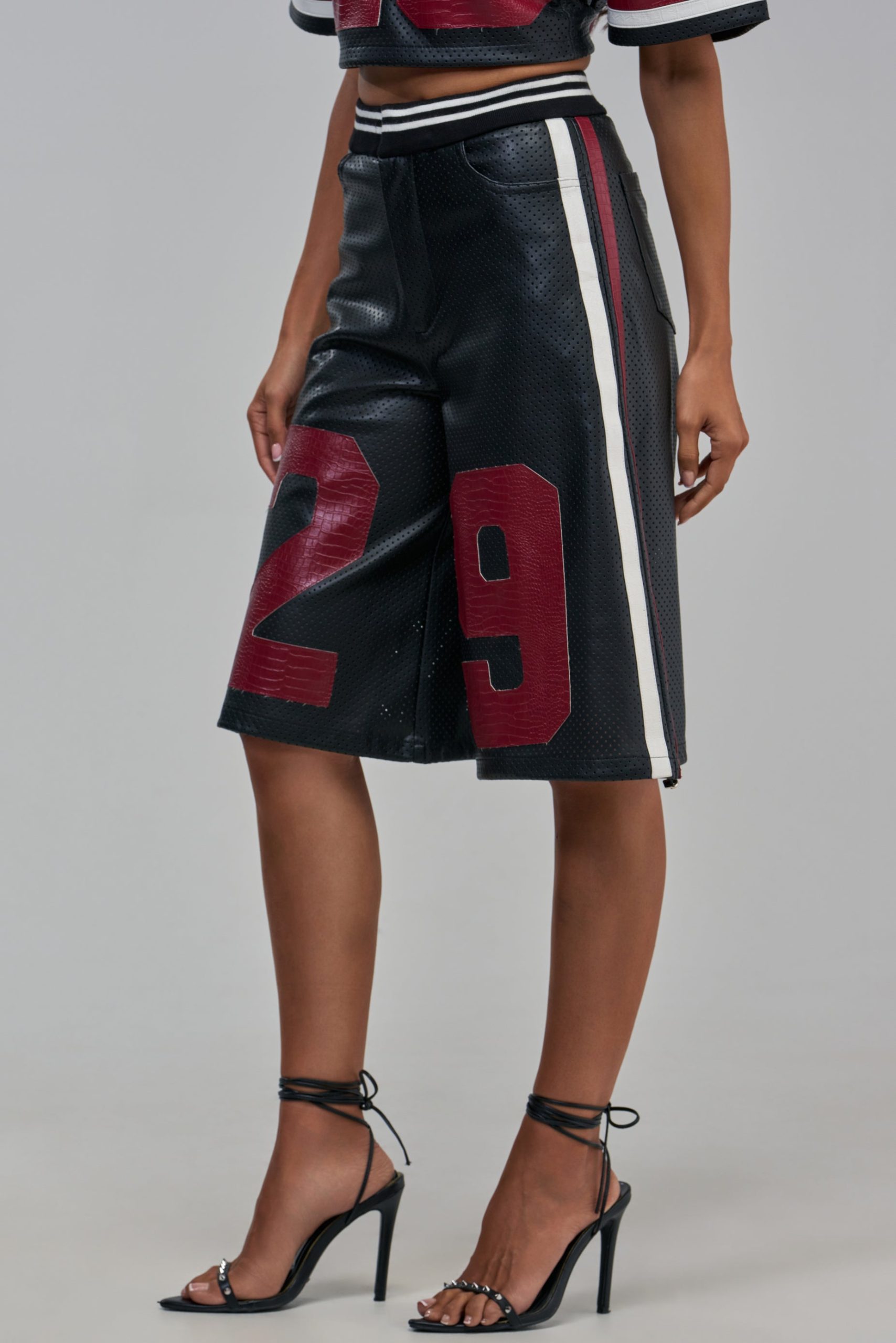 LUCKY 29 BERMUDA SHORT IN BLACK MULTI - Image 6