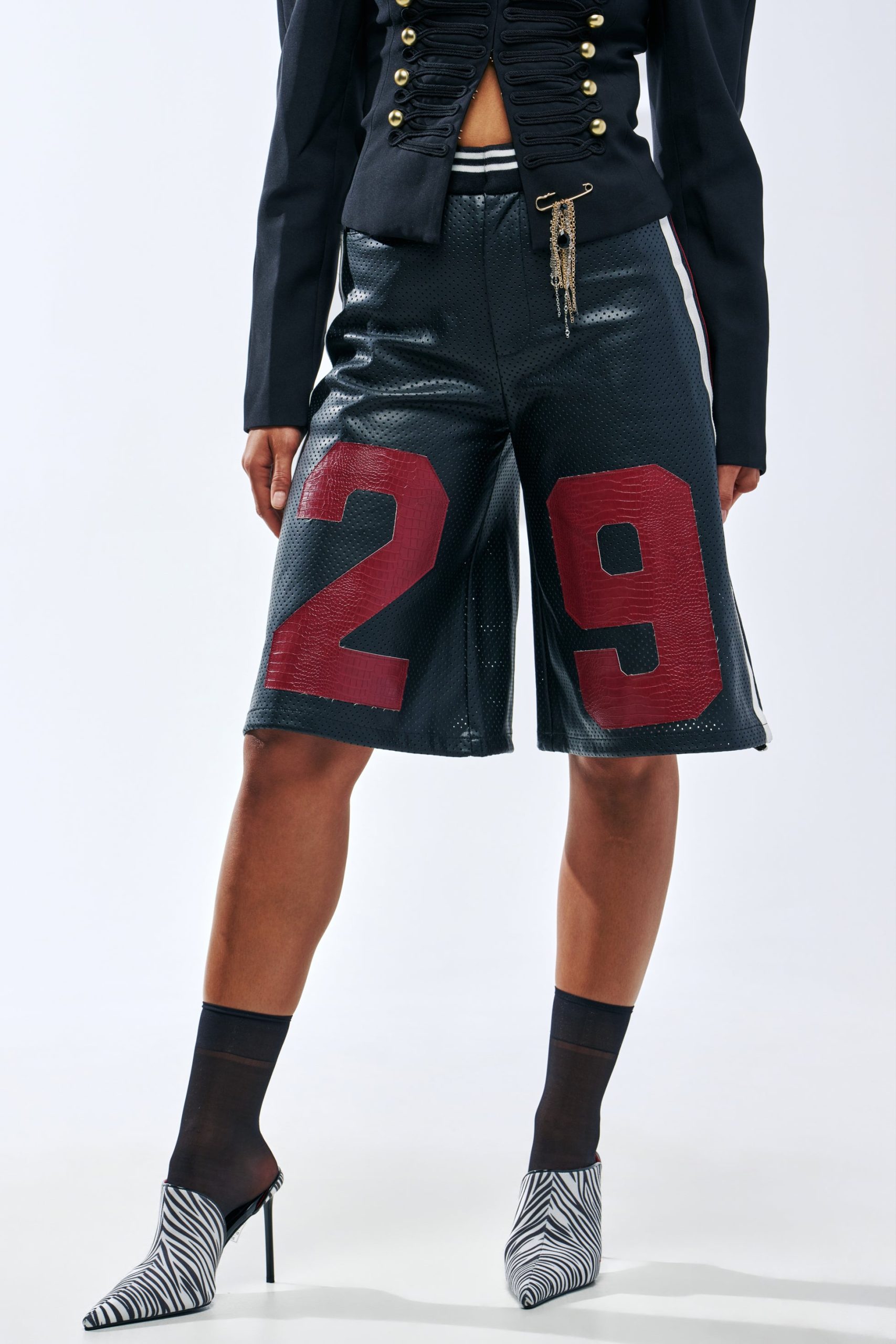 LUCKY 29 BERMUDA SHORT IN BLACK MULTI - Image 4