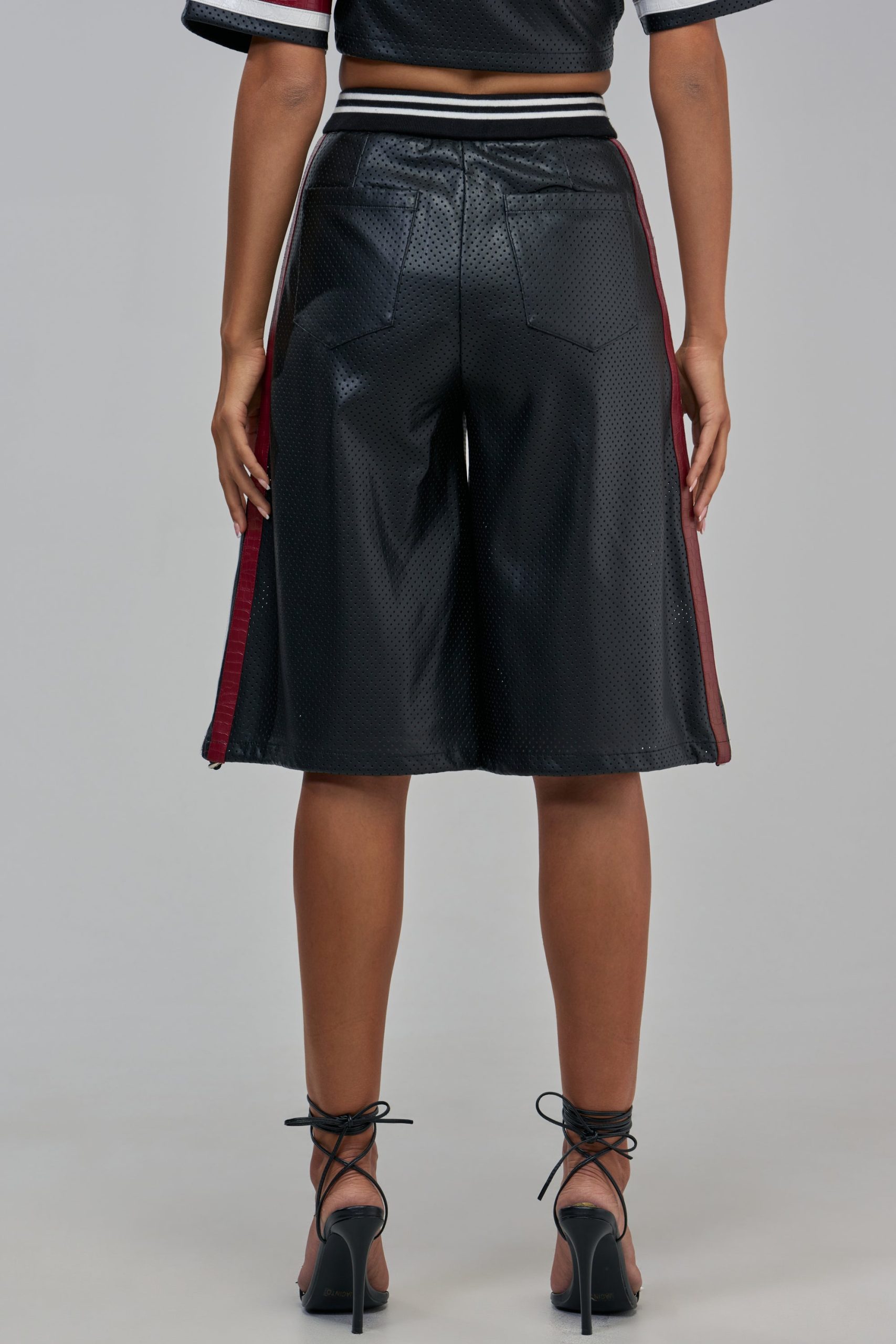 LUCKY 29 BERMUDA SHORT IN BLACK MULTI - Image 3