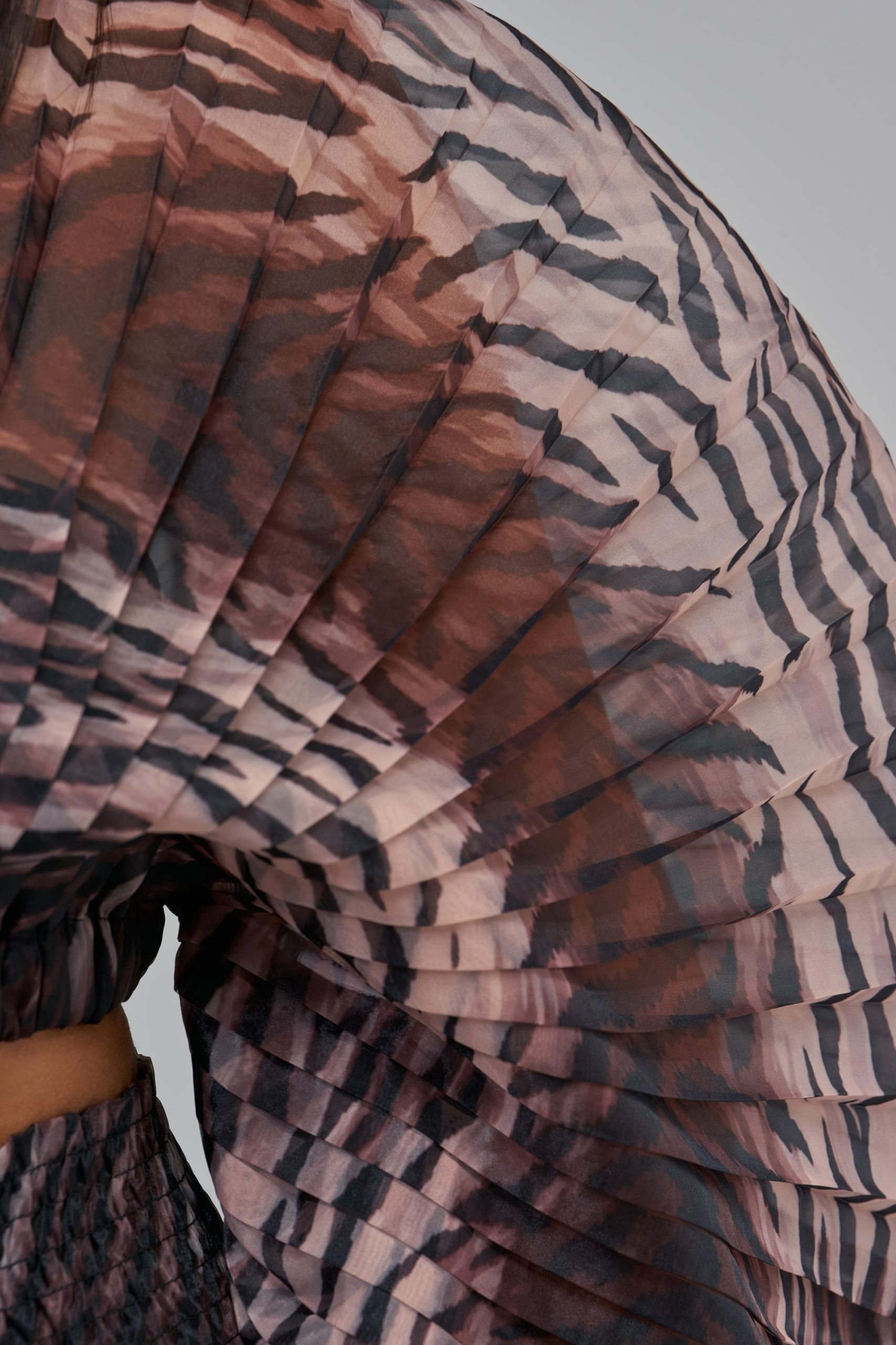 ANIMAL PRINT PLEATED BLOUSE - Image 7
