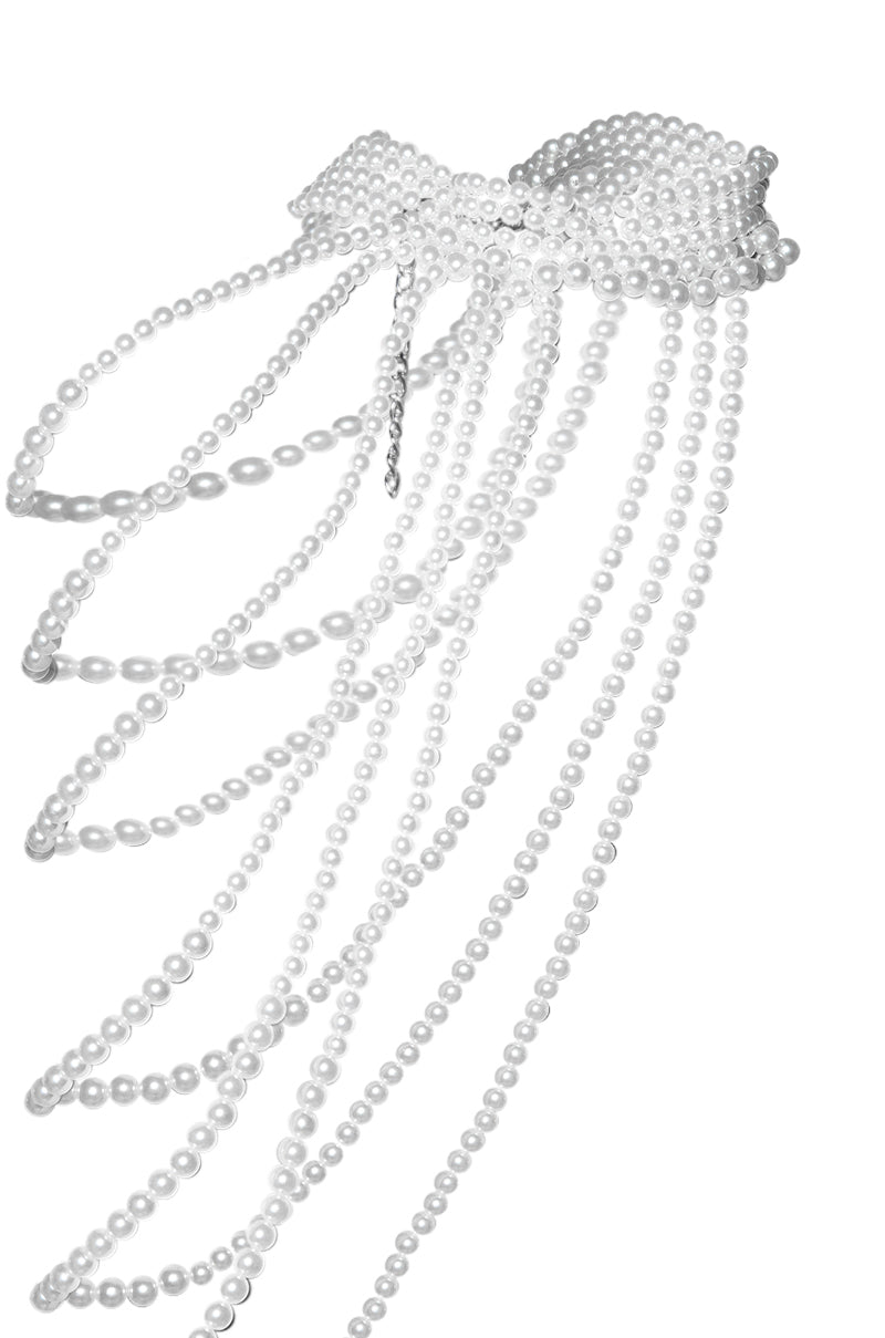 LIVING IN LUXURY PEARL SHOULDER CHAIN